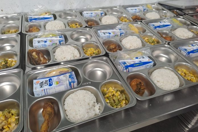 Program Makan Bergizi Gratis (MBG) di Kalimantan Tengah tertunda akibat kendala regulasi dan petunjuk teknis. Pemerintah daerah diminta segera berkolaborasi.